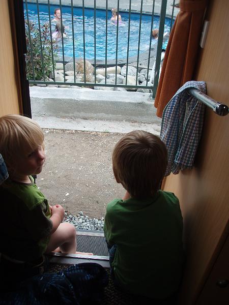 PC270421.JPG - Het zwembad is natuurlijk erg interessant, dus samen lekker kijken vanaf het trapje van de camper