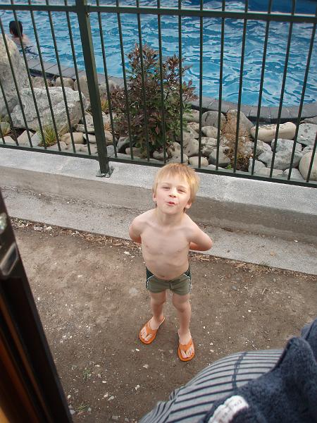 PC270425.JPG - "Papaaaaa! we gaan NU zwemmen"
Papa heeft geen zin, het is toch wel wat frisjes...